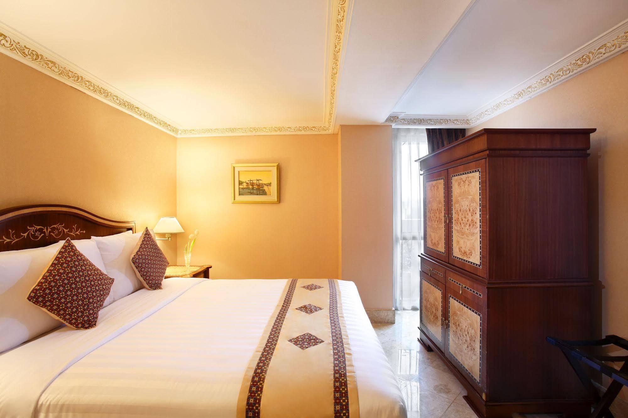 Ambhara Hotel Jakarta Exterior photo